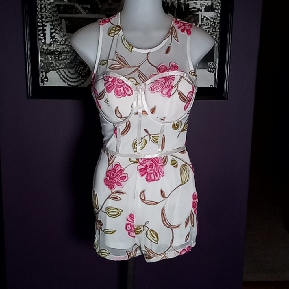 Embroidered one-piece - Picture 3 of 5